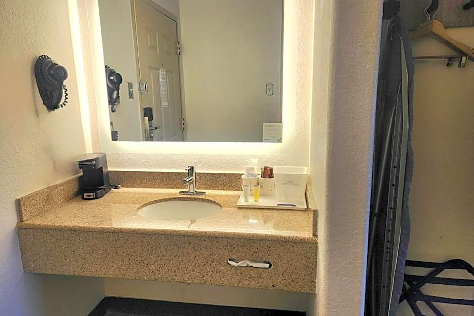 Howard Johnson by Wyndham Galveston
