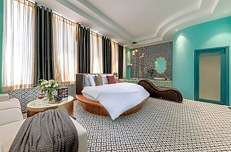 Honeymoon Suite with Private Indoor Hot Tub