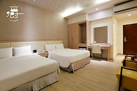 Standard Quadruple Room with Bath Tub