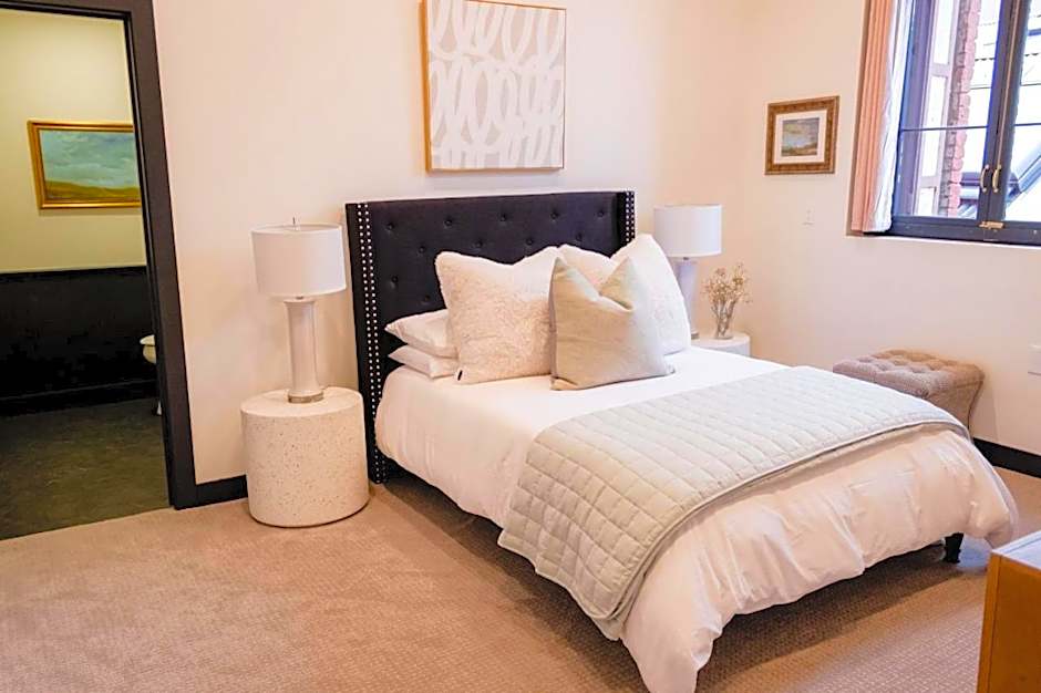 Speakeasy Suites Sleeps 18