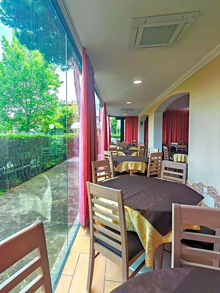 Hotel Etna - Hotel per Coppie e Famiglie con Parcheggio e Spiaggia
