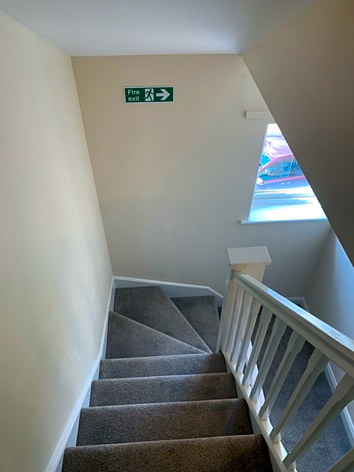 Private Rooms In A Cheerful 4-Bedroom Town House