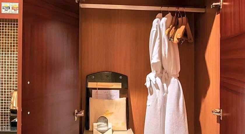 Yijian Holiday Hotel