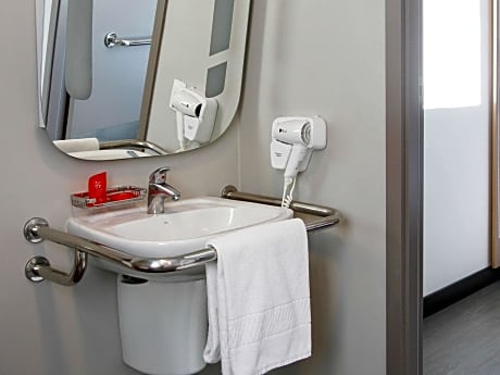 Standard Room Adapted With A Double Bed