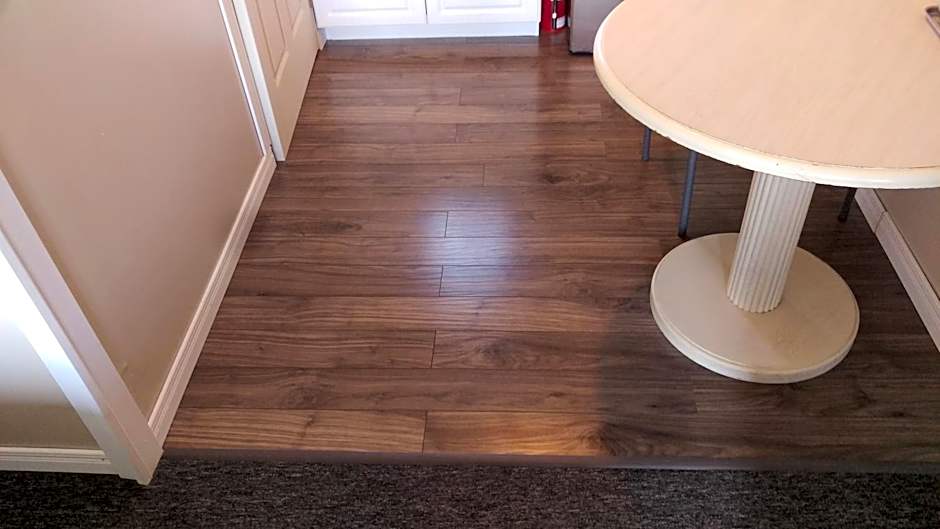 Bay Lake Inn - Frontiersman Motel