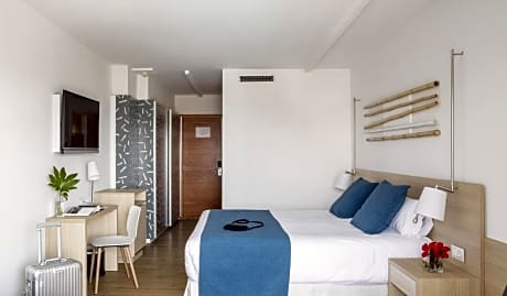 Design Triple Room Pool View (2 adults + 1 child)