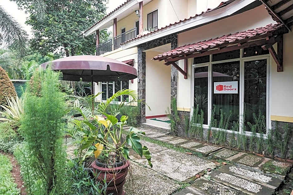 RedDoorz Syariah Plus near Trans Studio Cibubur