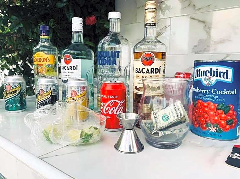 Colony Club Inn & Suites