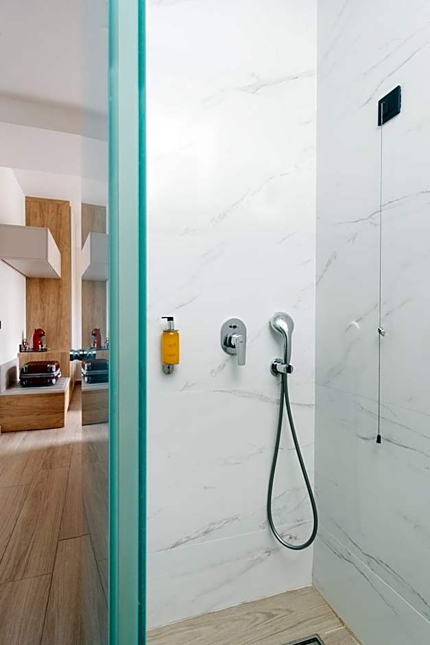 The City Hotel & Suites