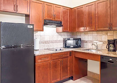 1 King Two Bedroom Suite Comm Access Tub