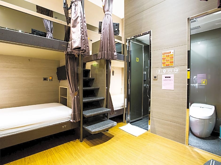 Amici Hotel Six Star Hostel