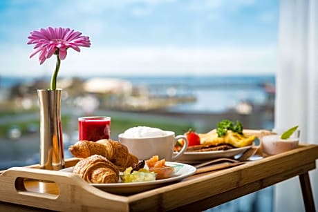 1 Queen Bed, Business Room, 25 Square Meters, Coffee And Tea, Safe, Flat Screen Television, Free W-L