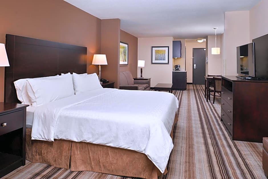Holiday Inn Express & Suites Emporia Northwest