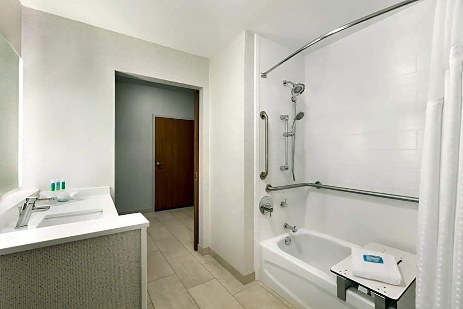 Holiday Inn Express & Suites Salisbury by IHG