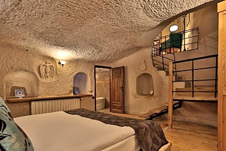 Honeymoon Cave Suite with Jacuzzi