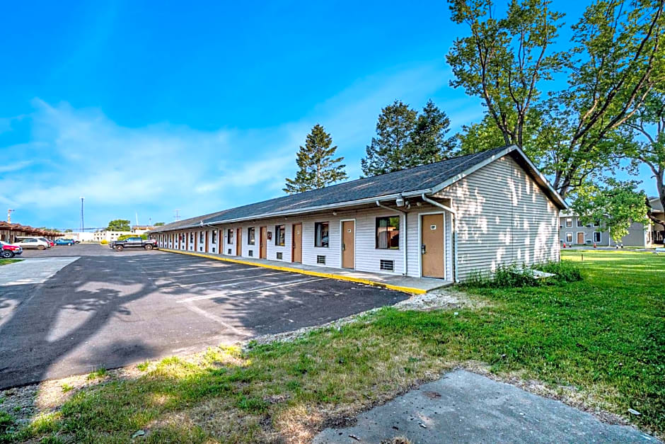 Great Lakes Inn & Suites