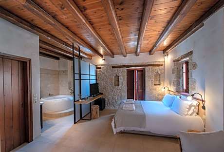 Suite with Jetted Tub and Sea View