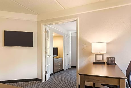 1 King Bed Suite Non-Smoking