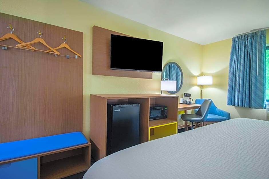 Days Inn & Suites by Wyndham Waterloo
