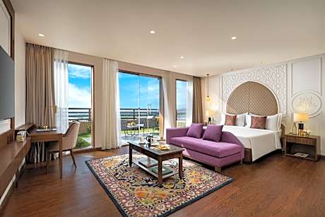 Luxury Room King Bed with Garden