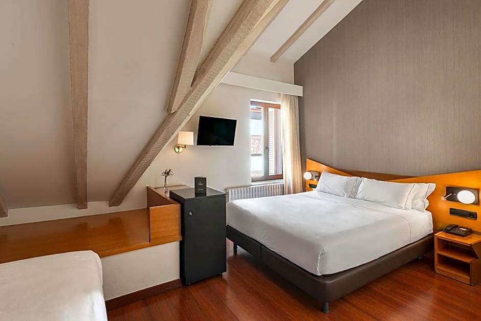 Photo 1 of 5 of Superior Triple Room