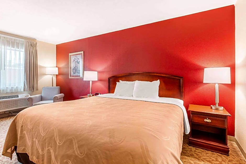 Photo 1 of 8 of 1 Queen Bed, Nonsmoking