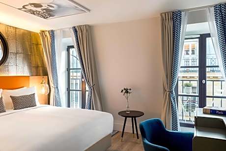 Queen Room with Balcony and Paris Rooftops View