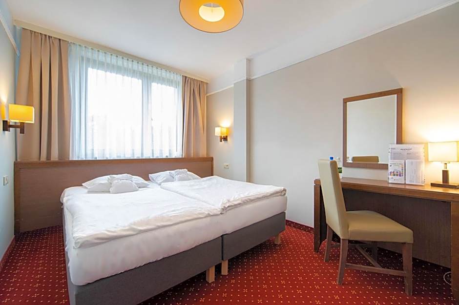 Foto 1 di 11 di 1 Double Bed or 2 Beds