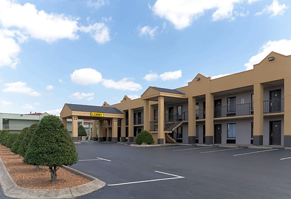 Super 8 by Wyndham Clarksville Northeast