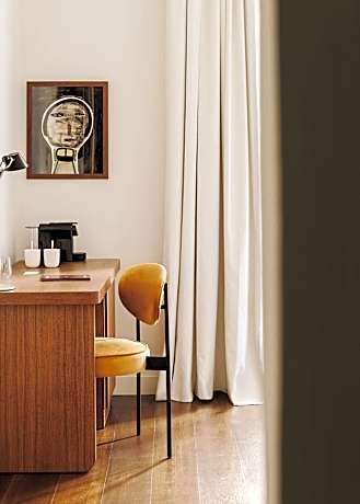 City View Queen Bed