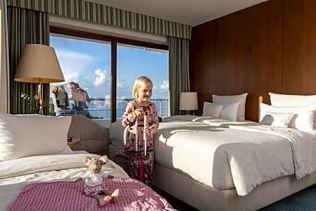 Superior Plus Family Room - Park Side