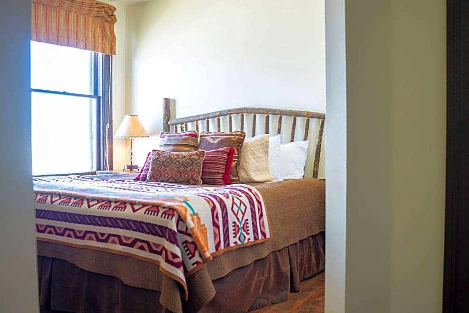 Sheridan Inn, B/W Signature Collection