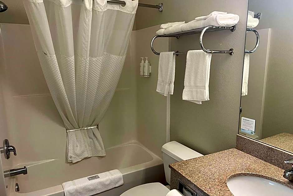 Days Inn & Suites by Wyndham Columbus NE