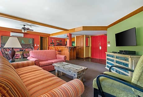 2 Bedroom 1 King 2 Twins Suite With Sofabed