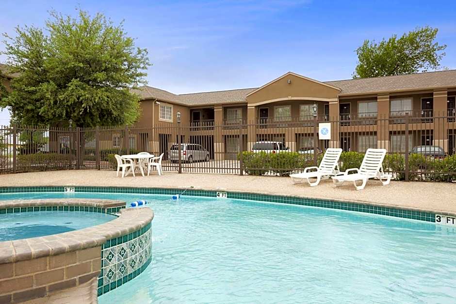 Howard Johnson by Wyndham Grand Prairie Near Lone Star Park
