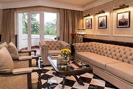 Grand Luxury Suite 1 Bedroom King, One Way Airport Transfer, Club Lounge Access