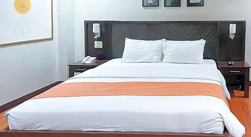 RedDoorz Plus @ Hotel Esse