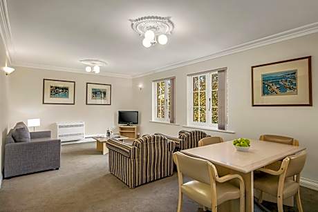 Deluxe One-Bedroom Apartment