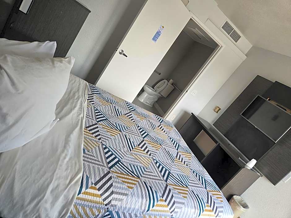 Super 8 by Wyndham Tracy