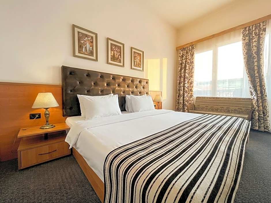 Lotus Family Hotel - Free Parking