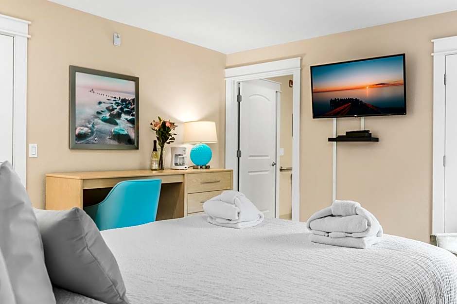 Gold Coast Inn ⁀➷ Breathtaking Sunsets ➠ Standard Lake View Room ➠ 106