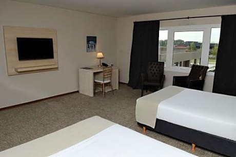 Deluxe Business Room with Two Queen Beds and Lake View - Non-Smoking