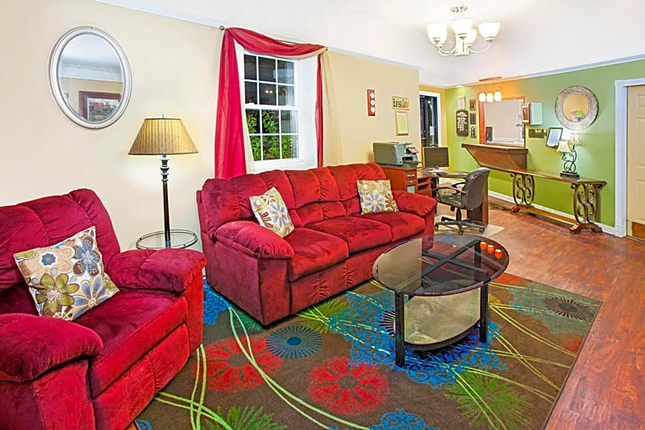 Days Inn & Suites by Wyndham Terre Haute