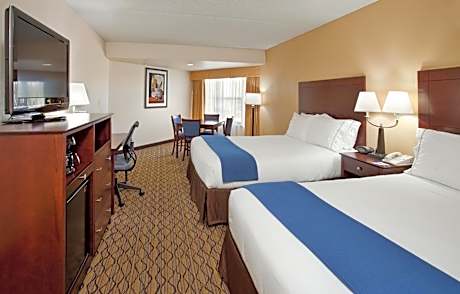 Standard Queen Room with Two Queen Beds, Pool and Courtyard View