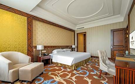 Deluxe Suite with Lake View
