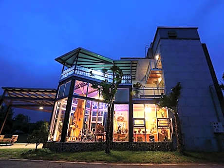 Taroko Manbo Beach Homestay (Wu Yue Pavilion)