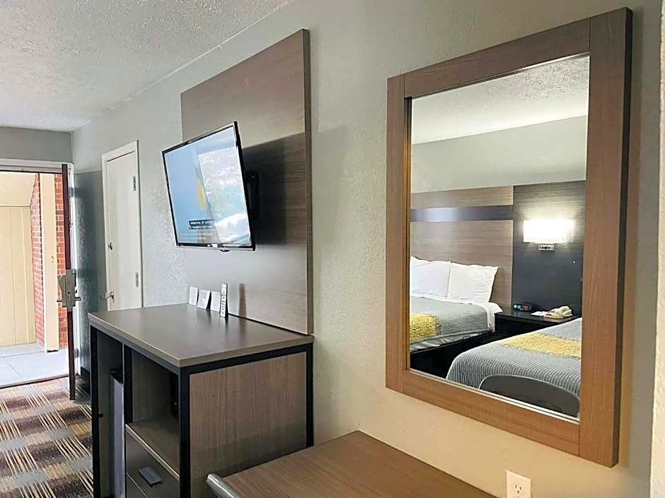 Travelodge by Wyndham Sellersburg / Louisville North