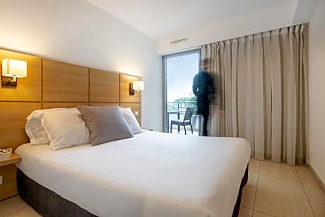 One-Bedroom Apartment (4 Adults)