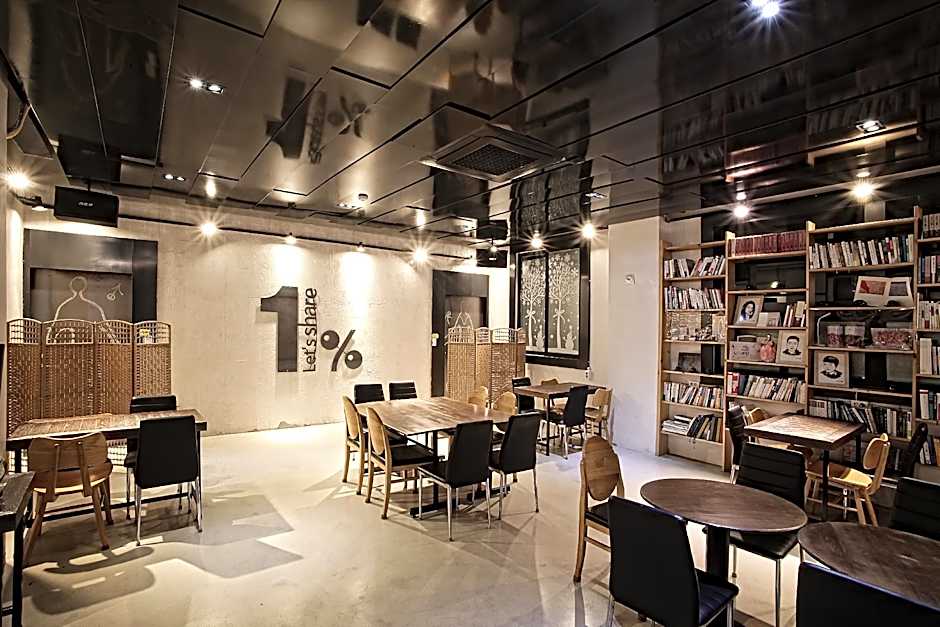 1% HOSTEL