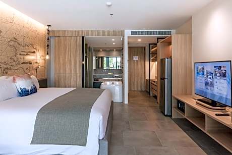 Deluxe Poolside King